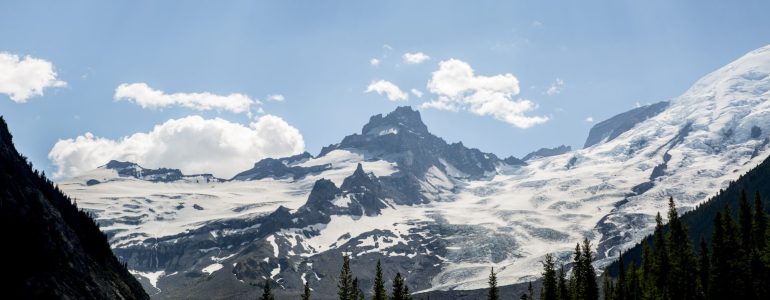 Image of Mount Rainier on a sunny day